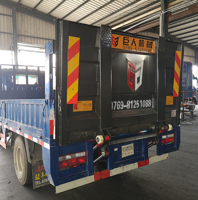 Flat car folding tail plate